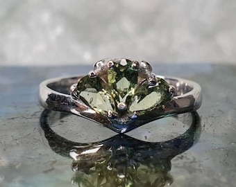 Moldaviet Crown of Transformation-ring met drie gefacetteerde peertjes van 5 x 3 mm