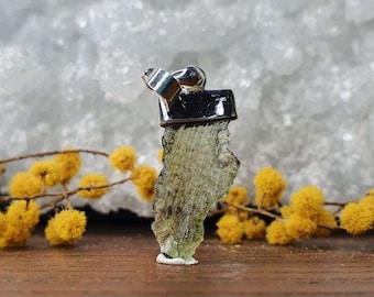 Moldavita Pingente Natural Pequeno Mas Poderoso 1,60 gramas 25x12x3mm | Pingente de chip de moldavita | Moldavita genuína | República Tcheca | Meditação