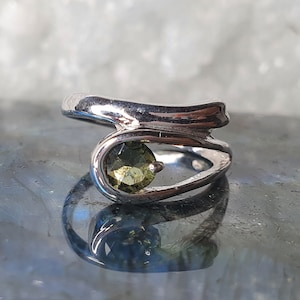 Moldavite Focused on Big Dreams ring with 5mm faceted Moldavite