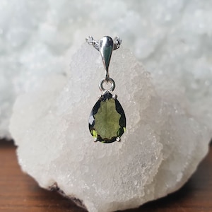 Moldavita Nectar of Life Green Drop Colgante grande con moldavita facetada de 8×11 mm