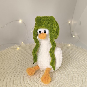 Peluche oie au crochet : amigurumi fait main avec bonnet