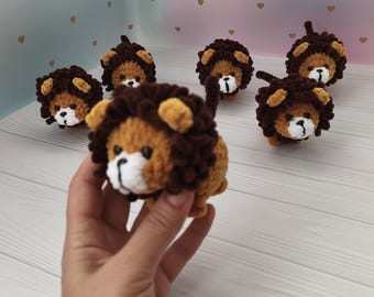 Mini portachiavi a forma di leone all'uncinetto: ciondolo per borsa in peluche amigurumi