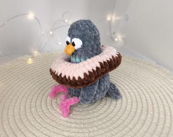 Pomba de crochê com torrada: brinquedo de pelúcia artesanal em forma de pássaro