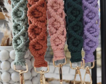 Macrame lanyard