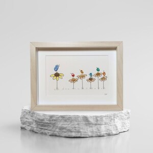 Op de afbeelding: Een ingelijst kunstwerk met een grillige illustratie van kleurrijke vogels die op bloemstelen zitten. De vogels zijn gemaakt van beschilderde kiezelsteentjes en de bloemen zijn in een eenvoudige stijl getekend. Het kunstwerk is gesigneerd met "2C".