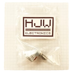 Può includere: Un sacchetto di plastica trasparente contenente un componente elettronico. La busta ha un'etichetta bianca con la scritta "HJW ELECTRONICS" in un riquadro rettangolare marrone. Il componente è un potenziometro.