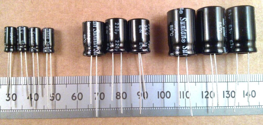 Kennzeichnung von Elektrolytkondensatoren (Elkos)