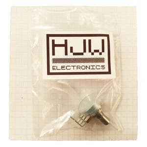 Könnte beinhalten: Ein klarer Plastikbeutel mit einem elektronischen Bauteil. Der Beutel hat ein weißes Etikett mit dem Text "HJW ELECTRONICS" in einem schwarzen rechteckigen Rahmen. Das Bauteil ist ein Potentiometer mit einer silbernen Welle und einem transparenten Kunststoffrad.