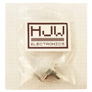 Può includere: Un sacchetto di plastica trasparente contenente un componente elettronico. Il componente ha una manopola di plastica trasparente, perni metallici e un albero metallico. È visibile un'etichetta bianca con la scritta "HJW ELECTRONICS".