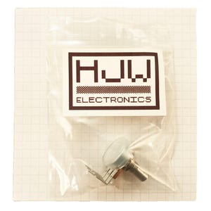 Könnte beinhalten: Ein klarer Plastikbeutel mit einem elektronischen Potentiometer. Das Potentiometer hat eine weiße Kunststoffoberseite und eine Metallwelle und -anschlüsse. Der Beutel hat ein Etikett mit dem Text "HJW ELECTRONICS" in einem braunen rechteckigen Rahmen.