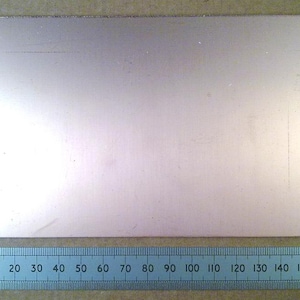 May include: A set of three white ceramic vases with a textured, ridged design. The vases are different heights: approximately 25 cm, 20 cm, and 15 cm. Ideal for displaying flowers or as decorative objects.