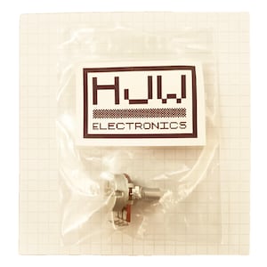 Op de afbeelding: Een potentiometer, een elektronisch onderdeel, is verpakt in een doorzichtige plastic zak. De zak heeft een wit etiket met de tekst "HJW ELECTRONICS" in een vet, rechthoekig ontwerp. Het onderdeel heeft een metalen behuizing en een rode basis.