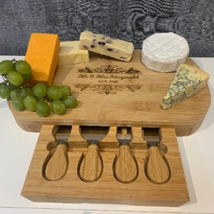 PANIER À FROMAGE AVEC OUTILS Cadeau génial Plateau de fromages personnalisé avec votre texte et votre design Cadeau de mariage Plateau de fromages image 10