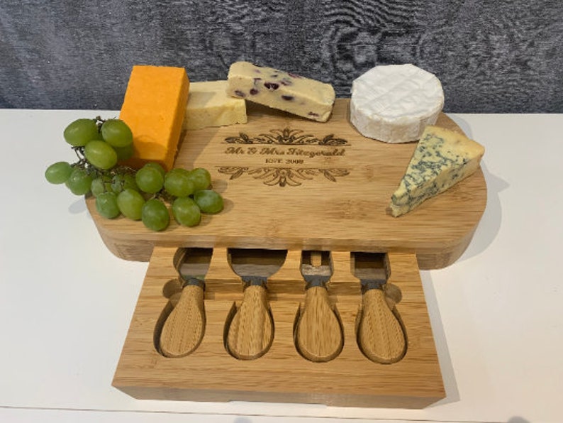 PANIER À FROMAGE AVEC OUTILS Cadeau génial Plateau de fromages personnalisé avec votre texte et votre design Cadeau de mariage Plateau de fromages image 10