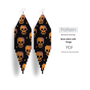 Peut inclure: Une paire de longues boucles d'oreilles en perles avec un fond noir et un motif de crânes orange. Les boucles d'oreilles sont réalisées en point de brique et ont des franges. Le texte "Pattern" est écrit en blanc sur un rectangle gris. Le texte "Beaded earrings" est écrit en noir sous le mot "Pattern". Le texte "Brick stitch with fringe" est écrit en noir sous le texte "Beaded earrings". Le texte "PDF" est écrit en blanc sur un rectangle gris. Le texte "Instant download" est écrit en noir sous le texte "PDF".