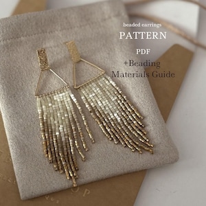 Pode incluir: Um par de brincos de missangas com uma armação triangular dourada e franjas em gradiente de missangas creme, bege e dourado metálico. O texto diz: beaded earrings PATTERN PDF +Beading Materials Guide.