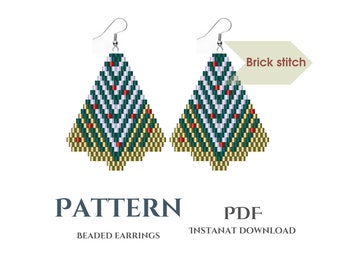 Puede incluir: Un patrón de pendientes de árbol de Navidad con cuentas en formato PDF. El patrón es para un par de pendientes con un esquema de color verde, dorado y blanco y cuentas rojas. El patrón está hecho con punto de ladrillo.