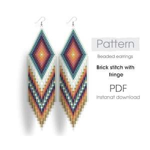 Pode incluir: Dois brincos de contas com uma parte superior em forma de diamante e franjas. Os brincos apresentam um padrão geométrico em verde-azulado, branco, vermelho e dourado. O texto na imagem diz "Pattern", "Beaded earrings", "Brick stitch with fringe" e "PDF".