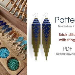 Puede incluir: Un patrón de pendientes de cuentas con un diseño de punto de ladrillo y flecos. El patrón está disponible como descarga instantánea en PDF. Los pendientes están hechos con cuentas azules, doradas y marrones.