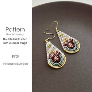 Può includere: Orecchini a forma di lacrima con un design geometrico colorato. Gli orecchini sono realizzati con piccole perline in tonalità di bianco, oro, rosso, rosa, verde e blu. Gli orecchini sono attaccati a ganci per orecchie dorati. L'immagine include il testo "Pattern Beaded earrings Double brick stitch with circular fringe PDF Instanat download".