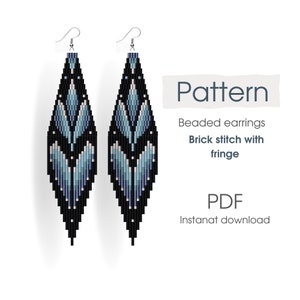 Könnte beinhalten: Ein Paar lange, geperlte Ohrringe mit einem geometrischen Muster in Schwarz und Blau. Die Ohrringe sind mit Ziegelnaht gefertigt und haben Fransen. Das Muster ist für geperlte Ohrringe und als PDF-Download erhältlich.