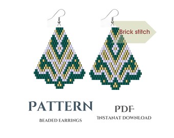 Puede incluir: Un patrón para pendientes de cuentas con forma de triángulo. Los pendientes son verdes, dorados y blancos. El patrón es para punto de ladrillo y está disponible para descarga instantánea en PDF. "Punto de ladrillo" está escrito en una etiqueta blanca.