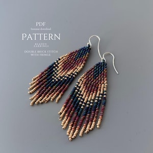 Könnte beinhalten: Ein Paar Perlenohrringe mit Fransenmuster. Die Ohrringe sind aus kleinen Perlen in Gold-, Burgunder-, Marine- und Brauntönen gefertigt. Der Text auf dem Bild lautet "PDF Sofort-Download MUSTER PERLENOHRRINGE DOUBLE BRICK STITCH MIT FRANSEN."