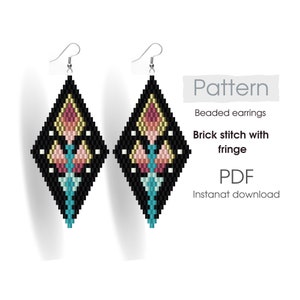 Pode incluir: Padrão de brincos de contas em formato PDF. Os brincos são pretos com um design geométrico com contas rosa, douradas e turquesa. O padrão é para ponto de tijolo com franjas.