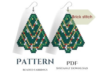 Puede incluir: Un patrón digital para pendientes de árbol de Navidad con cuentas. El patrón es para punto de ladrillo e incluye instrucciones para hacer un par de pendientes. Los pendientes son verdes con detalles rojos y dorados. El texto de la imagen dice "PATTERN BEADED EARRINGS PDF INSTANT DOWNLOAD Brick stitch".