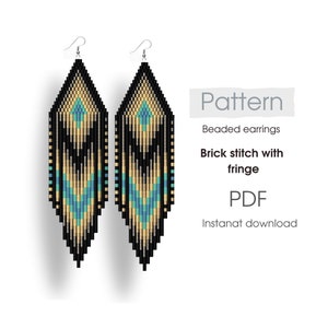 Op de afbeelding: Een paar kralen oorbellen met een geometrisch patroon in zwart, goud en turquoise. De oorbellen zijn gemaakt met steek en hebben franjes. Het patroon is beschikbaar voor directe download als PDF.