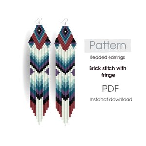 Pode incluir: Um par de brincos longos de contas com um padrão geométrico em tons de branco, azul, roxo e vermelho. Os brincos são feitos com ponto de tijolo e têm uma franja na parte inferior. O texto "Pattern" está escrito em cinza sobre um fundo branco. O texto "Beaded earrings" está escrito em cinza sobre um fundo branco. O texto "Brick stitch with fringe" está escrito em cinza sobre um fundo branco. O texto "PDF" está escrito em cinza sobre um fundo branco. O texto "Instant download" está escrito em cinza sobre um fundo branco.