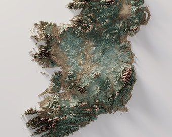 Può includere: Una mappa topografica 3D dell'Irlanda con un rilievo in rilievo che mostra le montagne e le valli del paese. La mappa è stampata su uno sfondo bianco con la parola "IRLANDA" stampata in nero in basso.
