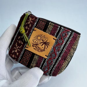 Münzbeutel im Boho-Stil mit Reißverschluss | Gewebtes Kartenetui in Burgunderrot | Strand-Geldbeutel mit Lederapplikation | Kleiner Reise-Organizer