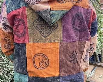 Puede incluir: Una chaqueta con capucha de patchwork multicolor con varios símbolos y diseños impresos en cada panel. La chaqueta está hecha de una tela suave y cómoda y tiene un corte holgado.