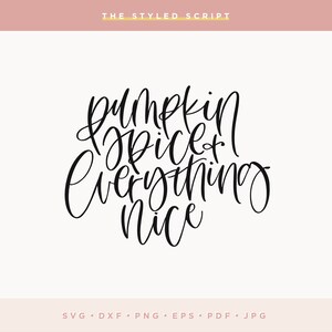Può includere: Testo di calligrafia in bianco e nero che recita "pumpkin spice & everything nice".
