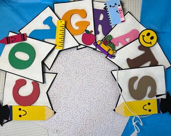 Könnte beinhalten: Ein farbenfrohes Filzbanner mit dem Wort "Congrats" in großen Buchstaben. Die Buchstaben sind mit verschiedenen schulischen Gegenständen verziert, darunter ein Lineal, ein Bleistift, ein Buch, ein Wurm und ein roter Apfel. Das Banner ist perfekt für eine Abschlussparty oder eine Feier zum Schulbeginn.