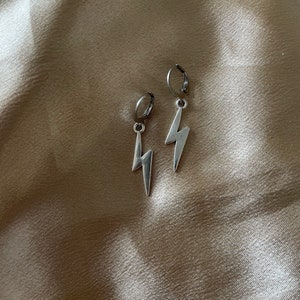 Pendientes Huggie con dije de relámpago