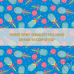 Puede incluir: Un estampado de tenis sin costuras sobre un fondo azul. El diseño presenta raquetas de tenis con mangos amarillos y lazos rosas, junto con pelotas de tenis rosas. El texto "TENNIS PRINT SEAMLESS FILE HAND DRAWN 300DPI 12"X12"" está superpuesto en la imagen.