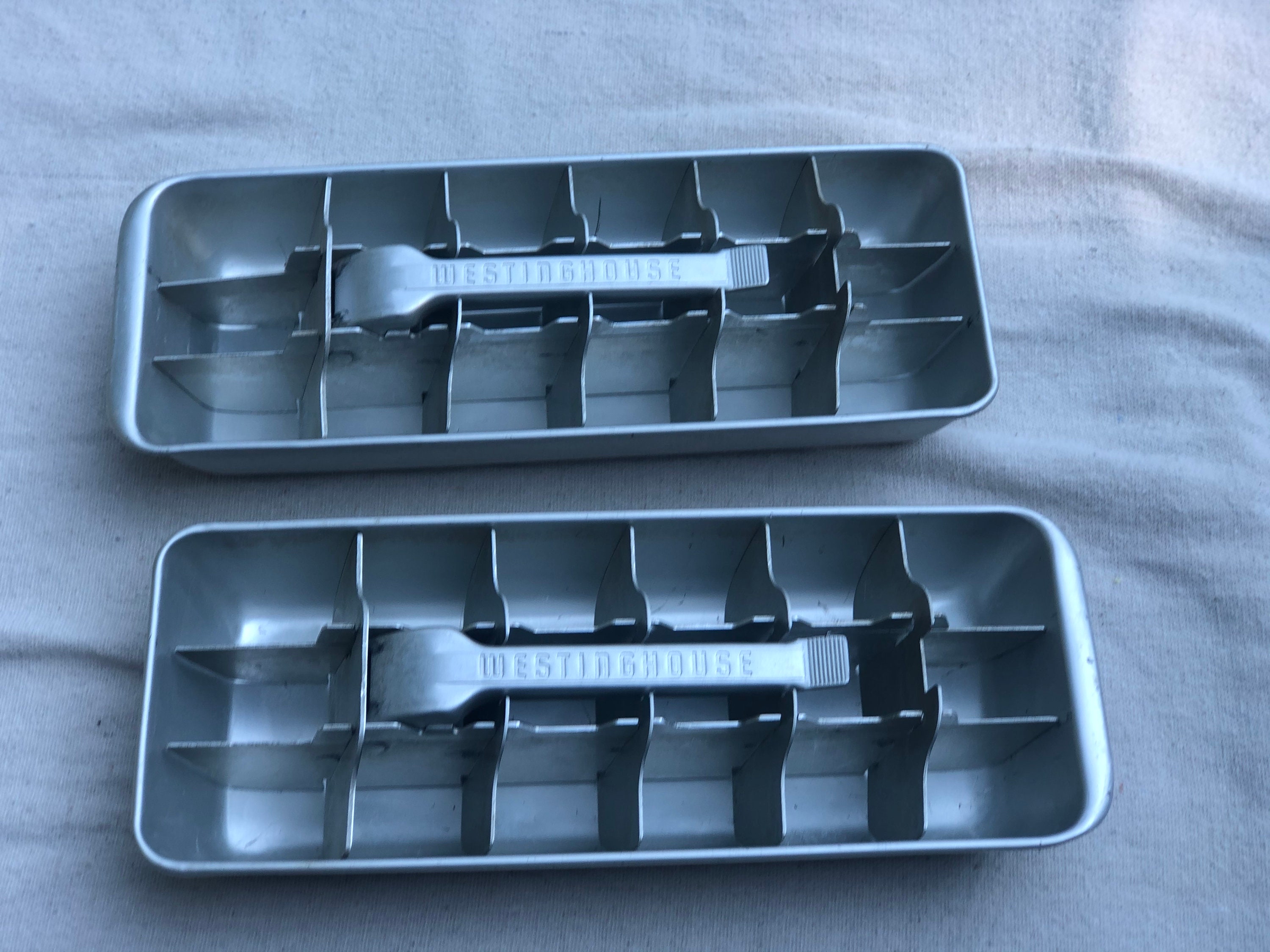Old-fashioned metal ice cube trays: See some vintage Magic Touch