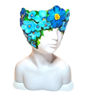 Blommig kronansiktsvas, vit harts, handmålade blå och turkosa blommor, bohemisk vårinredning, 15 cm