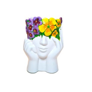 Handmålad resinkonst med blommig krona och ansikte för bohemisk vårinredning