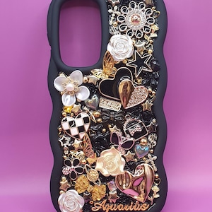 Funda para móvil. Fundas con brillo. Hechas a mano. De segunda mano. Personalizadas. Horóscopo. Nombre. Negra y dorada. Única. Gemas. Diamantes. Regalo para ella. Silicona ondulada.