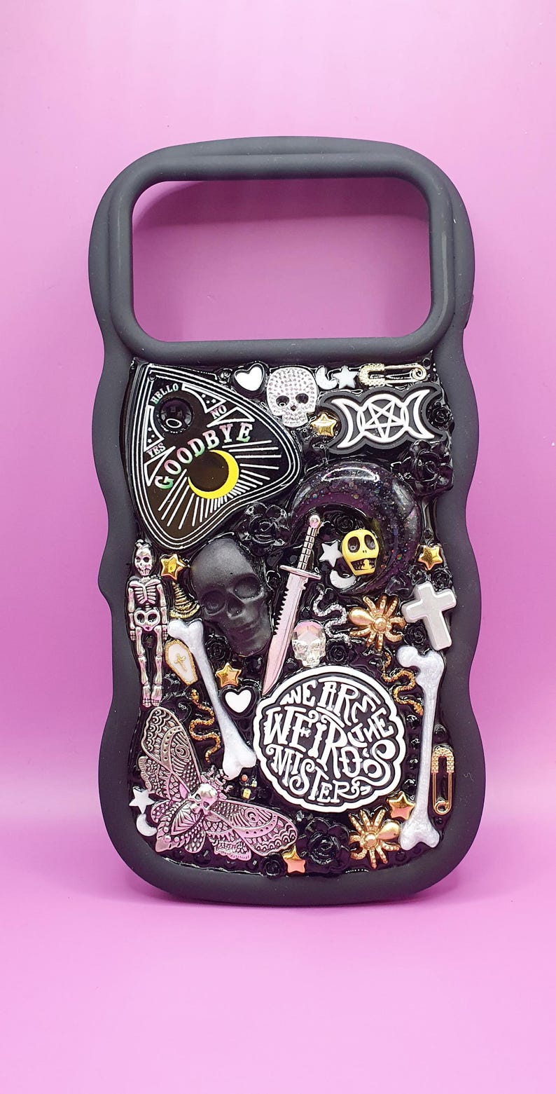 Gotiskt skräckmobilskal • Läskig slasher-stil • Spöklik mörk estetik • Unikt handgjort skal. iPhone. Samsung. Google. Motorola. bild 2
