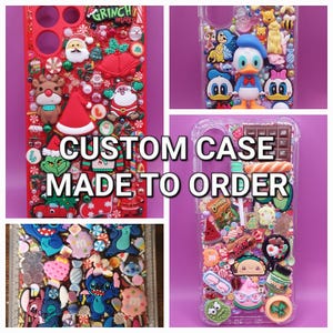 Può includere: Quattro cover per telefono decorate con vari ciondoli in resina 3D, inclusi personaggi dei cartoni animati, temi natalizi e cibo. Le cover presentano decorazioni colorate come Babbo Natale, il Grinch, Paperino, Stitch e caramelle. Il testo recita CUSTOM CASE MADE TO ORDER.