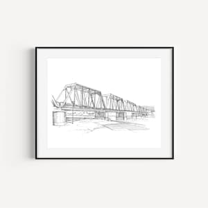 Puede incluir: Un dibujo en blanco y negro de un puente sobre un río. El puente está hecho de acero y tiene un diseño de armadura. El río está tranquilo y hay árboles en las orillas.