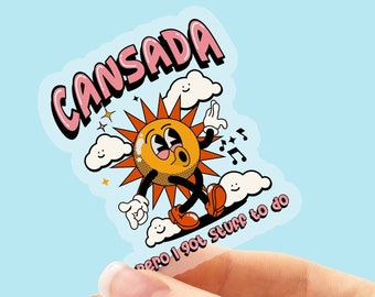 Könnte beinhalten: Ein Aufkleber mit einer Cartoon-Sonnenfigur, die singt und auf Wolken geht. Der Text auf dem Aufkleber lautet "Cansada pero I got stuff to do".