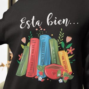 Esta bien sweatshirt, Salud mental sweatshirt, Amor Propio sweatshirt, Latina sweatshirt, Latina present, Regalos en español, spansk sweatshirt Black