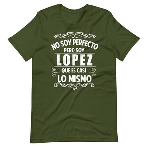 May include: Green t-shirt with white text that reads "No soy perfecto pero soy Lopez que es casi lo mismo".