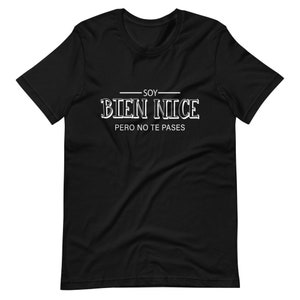 K&ouml;nnte beinhalten: Schwarzes T-Shirt mit wei&szlig;em Text, der "Soy Bien Nice Pero No Te Passes" lautet, was &uuml;bersetzt "Ich bin ziemlich nett, aber dr&auml;nge mich nicht" bedeutet.