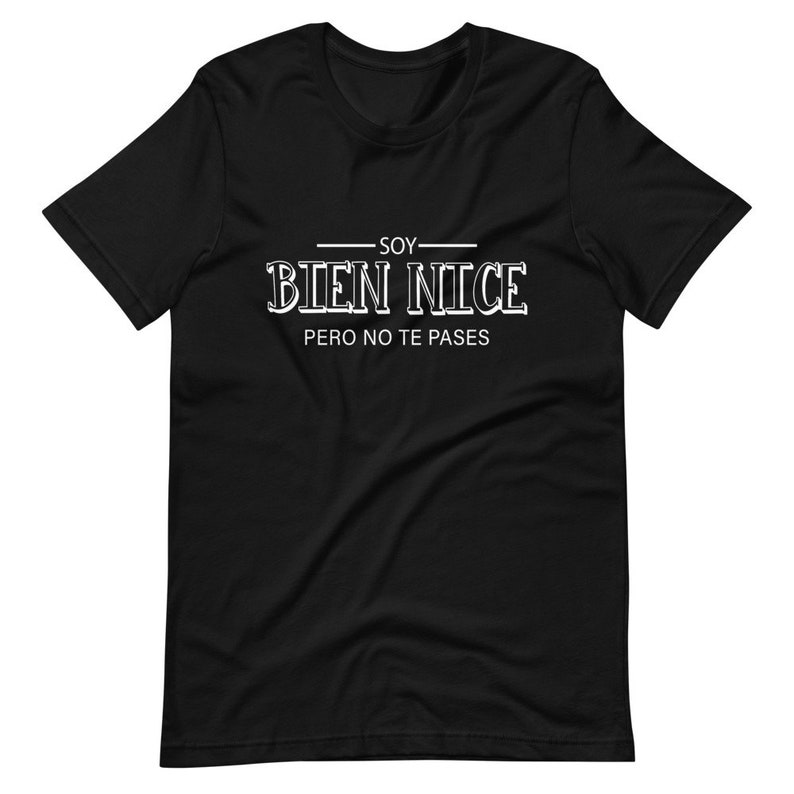 K&ouml;nnte beinhalten: Schwarzes T-Shirt mit wei&szlig;em Text, der "Soy Bien Nice Pero No Te Passes" lautet, was &uuml;bersetzt "Ich bin ziemlich nett, aber dr&auml;nge mich nicht" bedeutet.